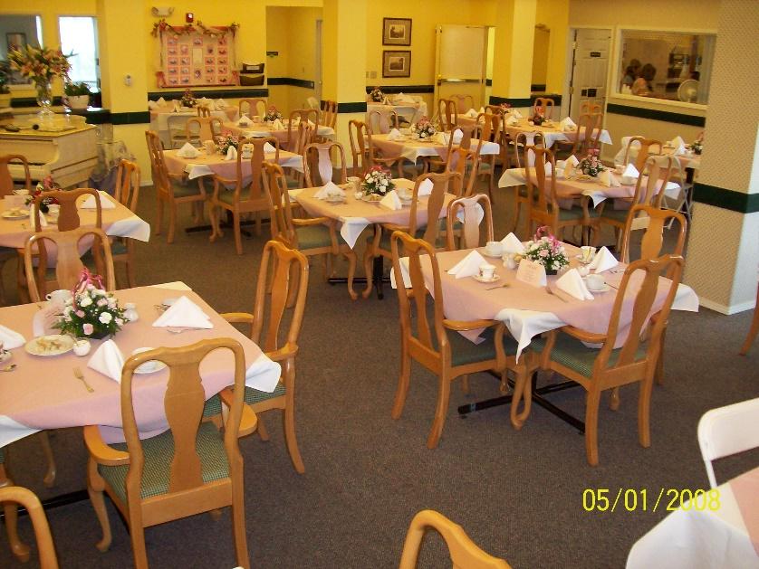 Coventry House Assisted Living dining hall with set tables featuring centerpieces